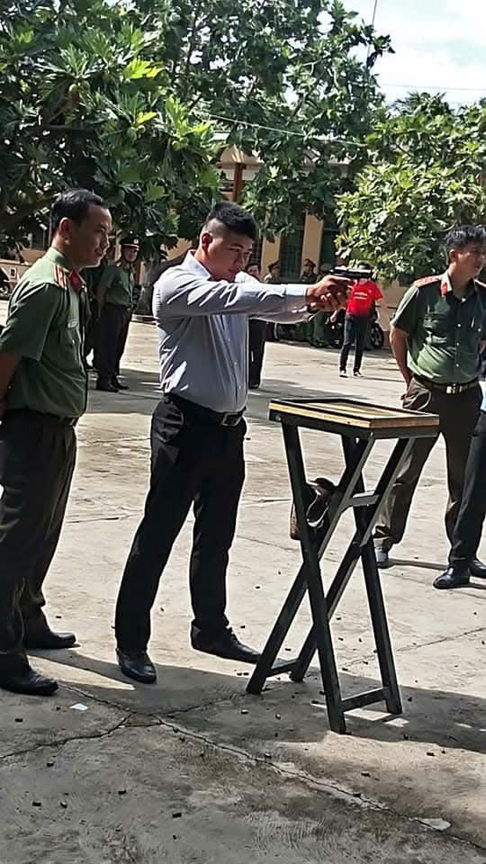 Huấn luyện bắn súng